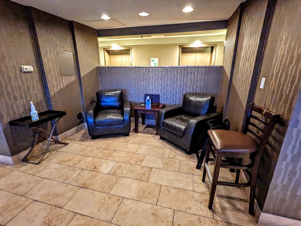 Holiday Inn Sioux Falls-City Centre - Concierge lounge seating 3