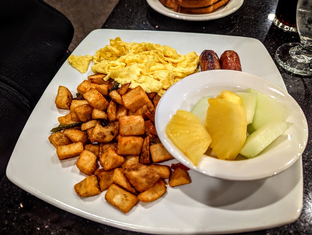 Holiday Inn Sioux Falls-City Centre - Innjoyable breakfast with side of fruit