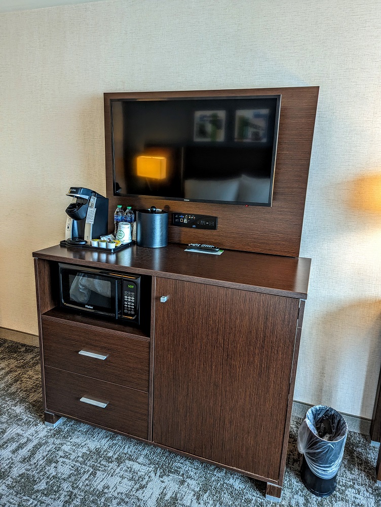 Holiday Inn Sioux Falls-City Centre - Mini fridge, microwave, coffee maker, dresser & TV