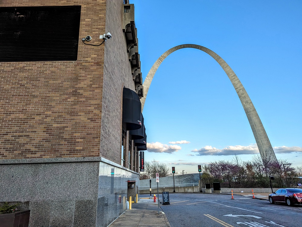 Hyatt Regency St. Louis At The Arch - View of the Gateway Arch from the exit of the hotel