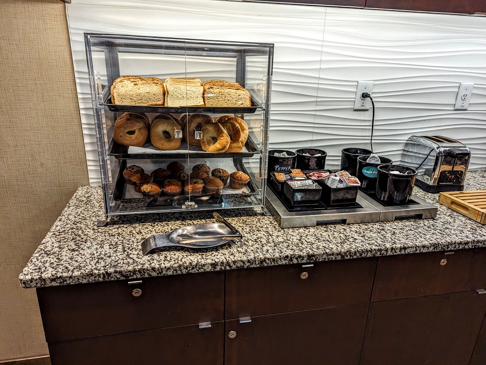 Homewood Suites Grand Rapids Downtown, MI breakfast - Breads, bagels & muffins