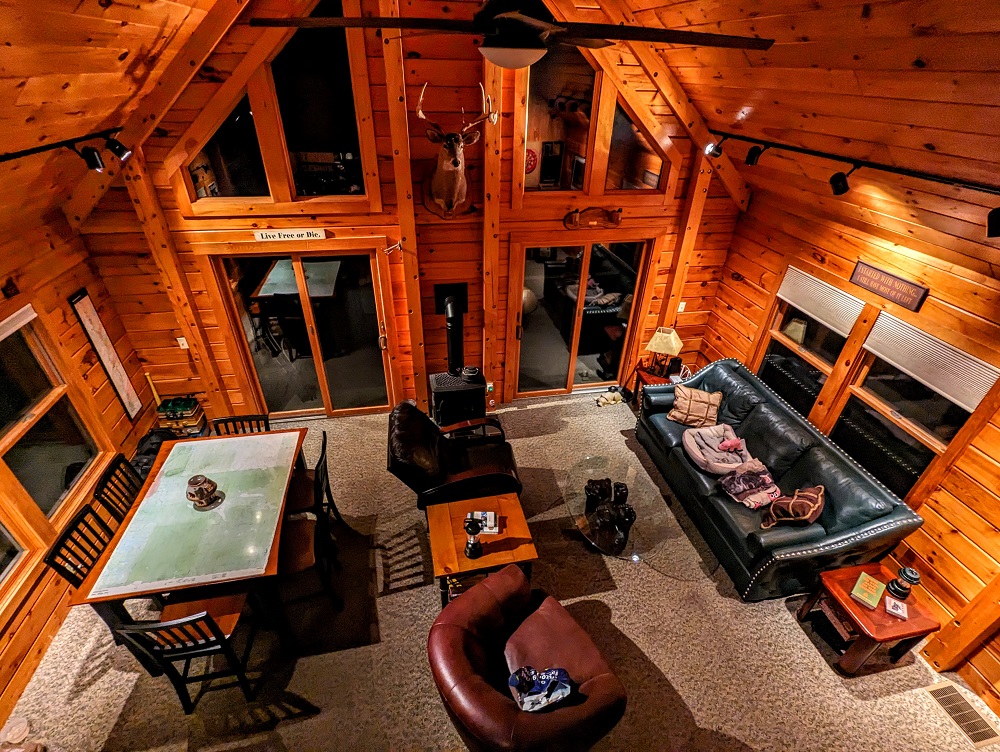 The living room in our Vacasa cabin