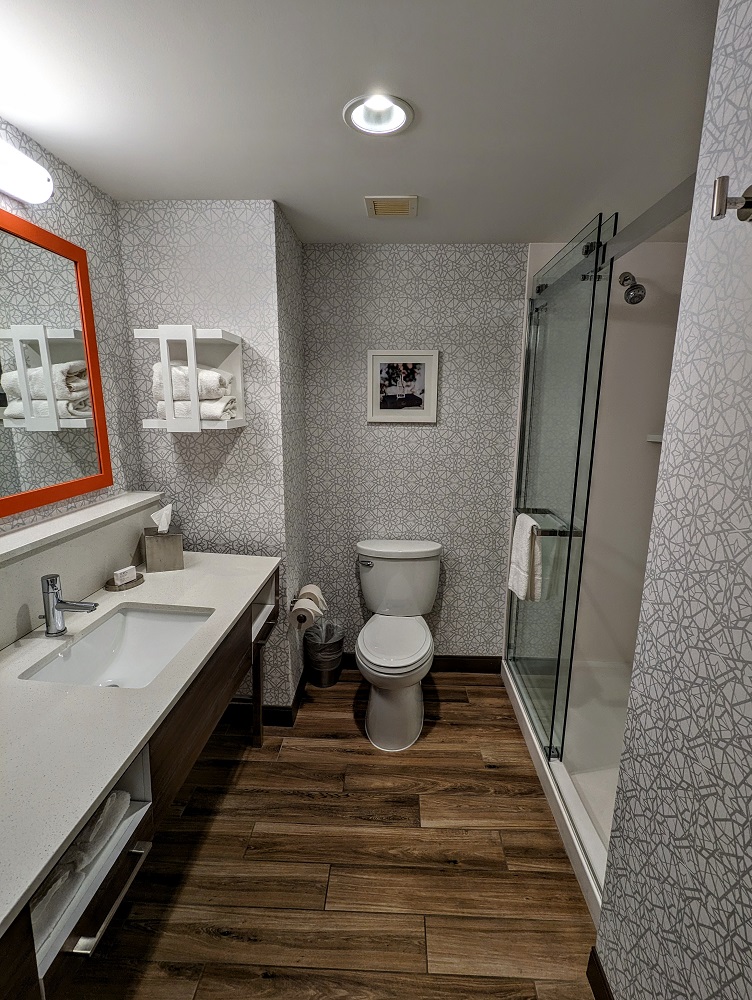 Hampton Inn Salem, MA - Bathroom