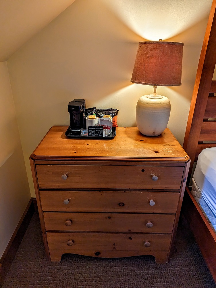 New Harmony Inn Resort & Conference Center - Dresser & coffee maker