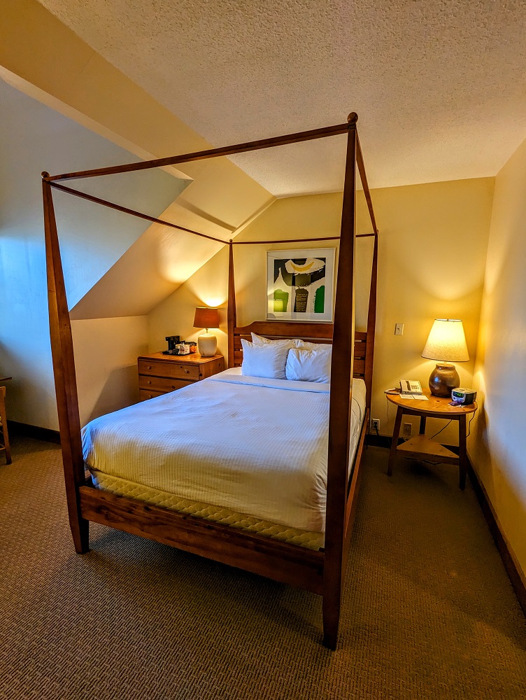 New Harmony Inn Resort & Conference Center - Four poster bed