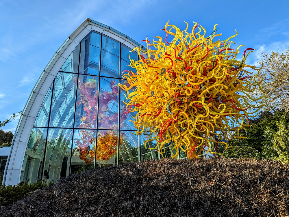 Chihuly Garden and Glass - Glasshouse & sun sculpture