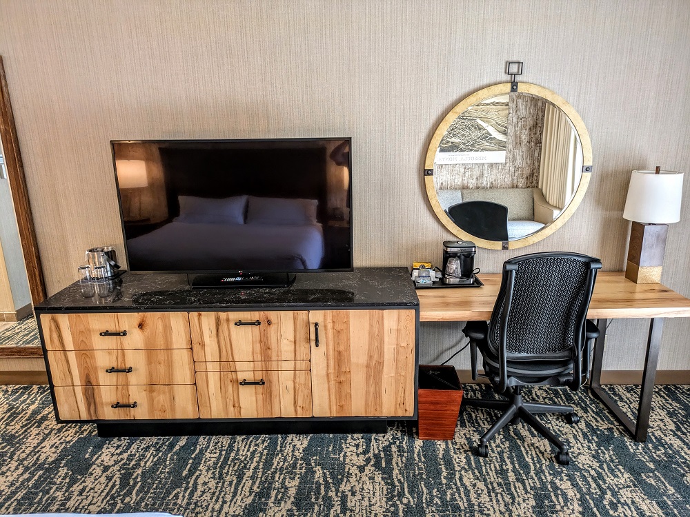 DoubleTree Missoula-Edgewater - Dresser, TV, desk & office chair