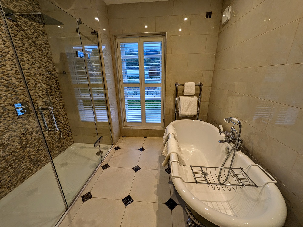 Inverlochy Castle Hotel - Double shower & bathtub