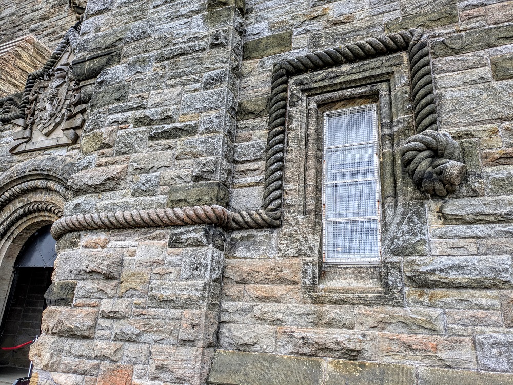 Rope adornment made of stone on the National Wallace Monument