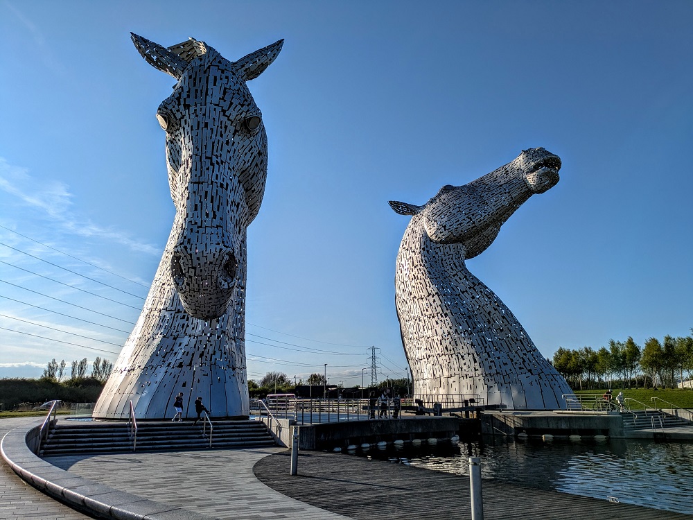 Horse head sculptures with a canal lock between them